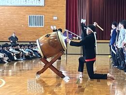 応援団が全力で歓迎パフォーマンス!