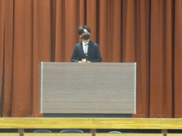 津高校の未来を語る、熱意あふれる立会演説。（「語る」で演説の内容に焦点を当て、最も自然な表現）【簡潔・行動的】目標と訴えを強調より良い津高校へ！立候補者の熱い訴え。（「訴え」で演説の行動を明確にする）【情緒的・見出し向け】感動と規模感を強調「津高校を変える！」体育館に響く熱い決意。（聴衆の心に響く情景を連想させる）