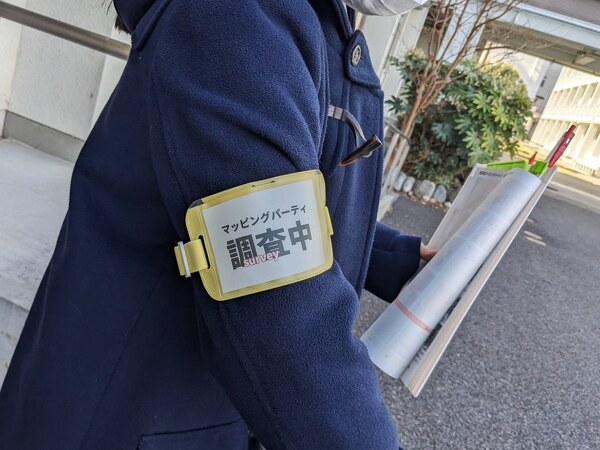 腕章を付け出発