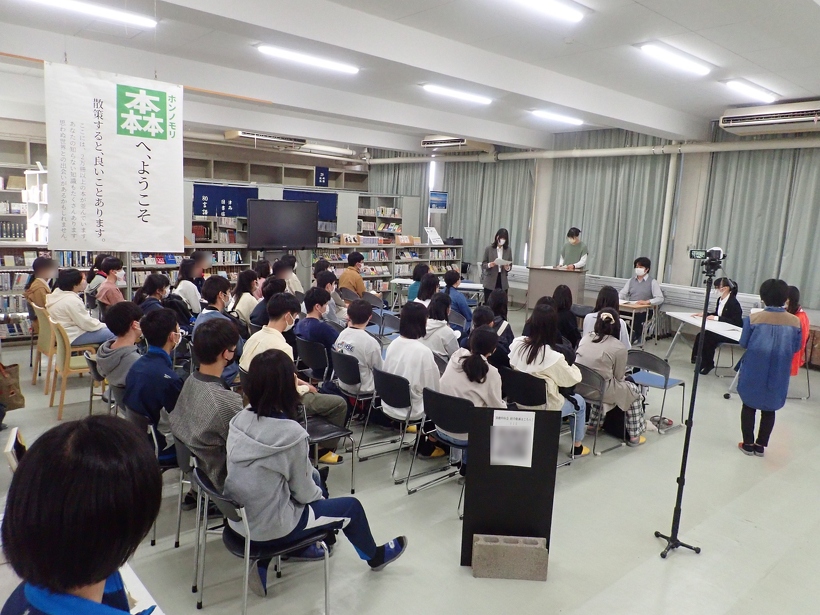 法廷内の設定。観客は傍聴席にいる形