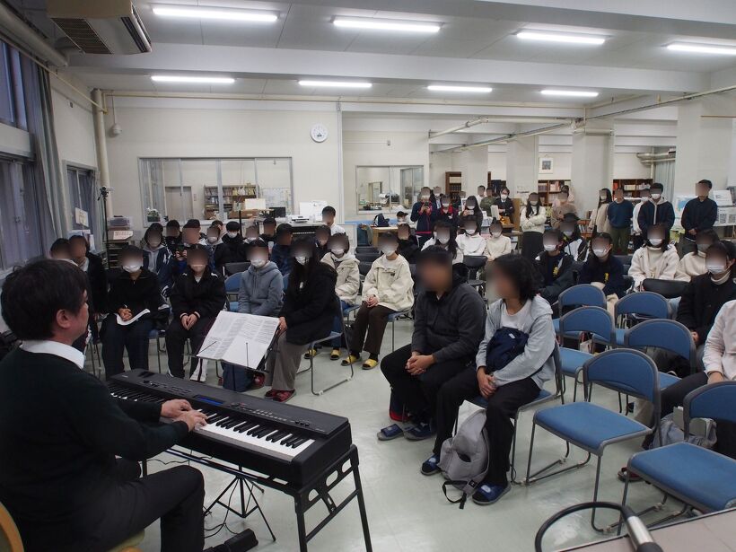 会場は立ち見が出る状態