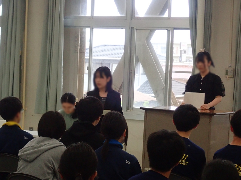 検事と弁護人がそれぞれの証拠を提示