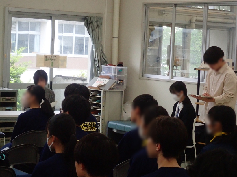 検事と弁護人がそれぞれの証拠を提示