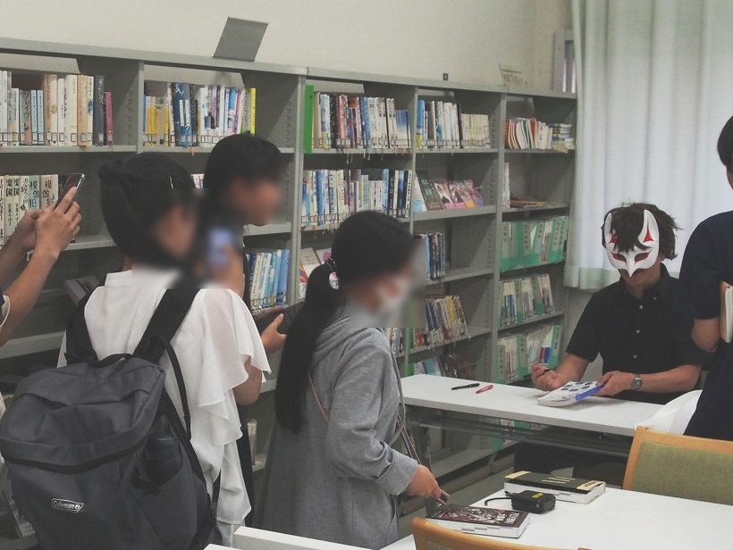 サイン会は長蛇の列