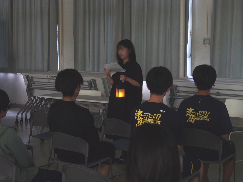 会場を暗くし、ランタンを持つ演出