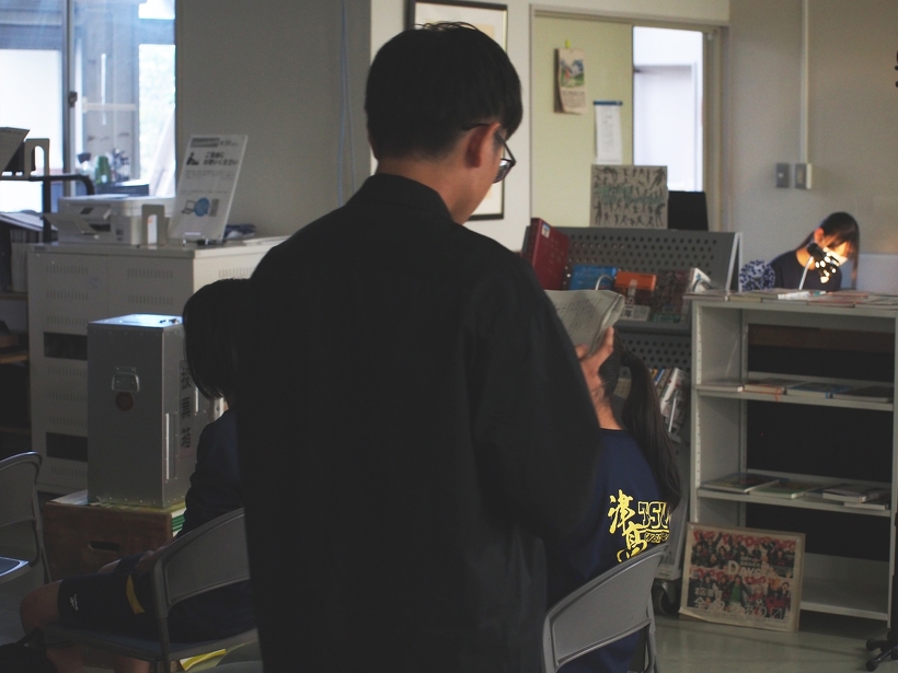 観客の周りを歩きます