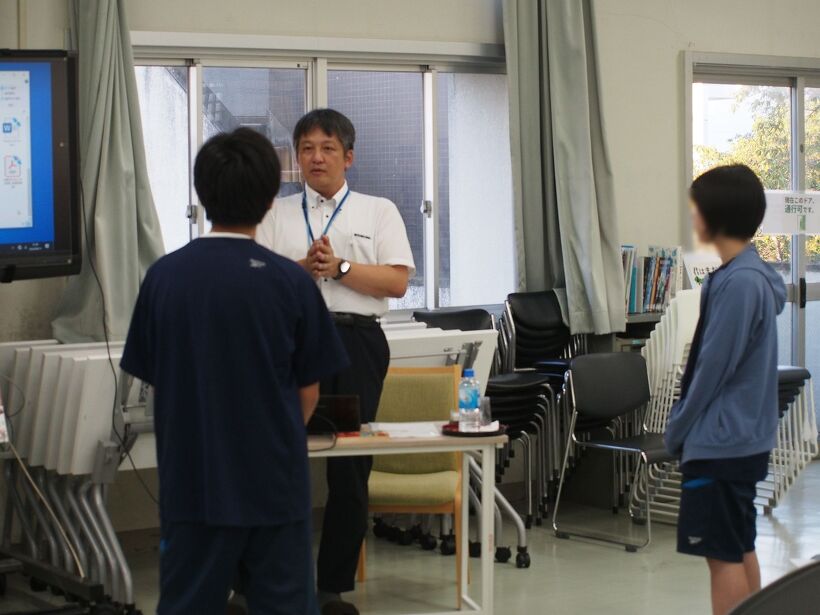 トーク終了後、話を聞きに行く参加者