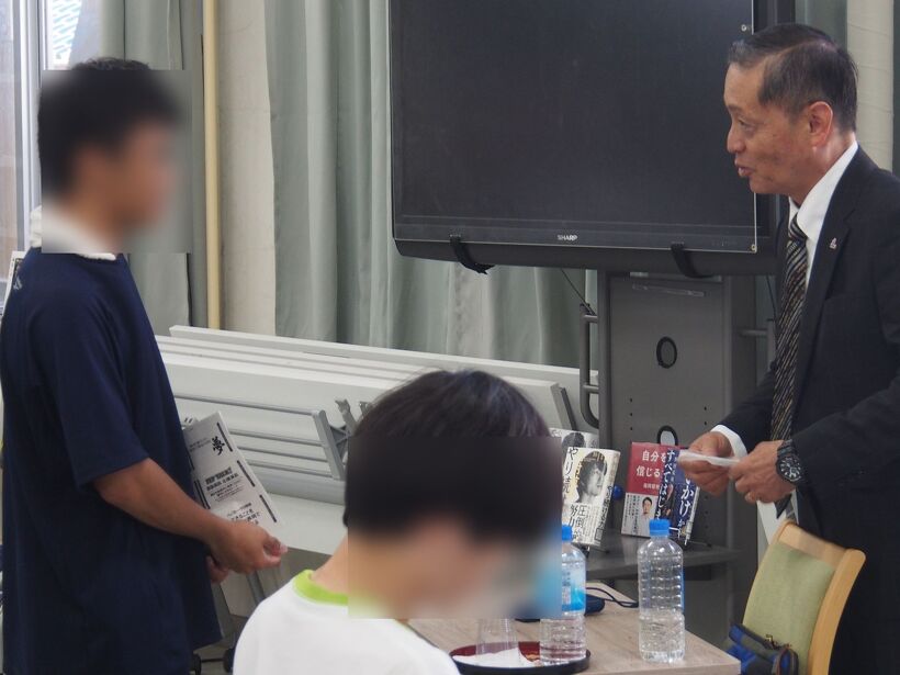 トーク終了後に話を聞きに行く参加者