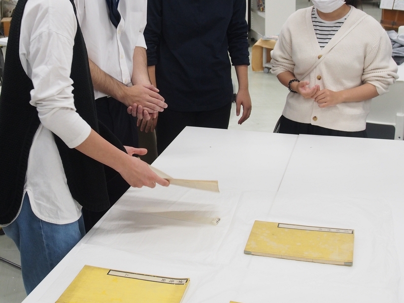 桐田さんの指導のもと、実際に触ってみます