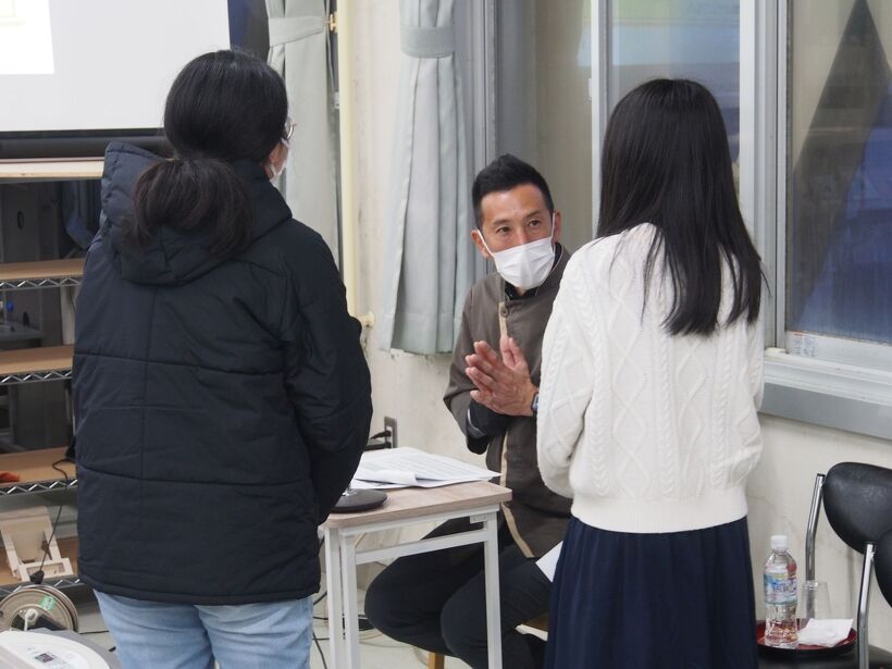 トーク終了後、話を聞きに行く生徒